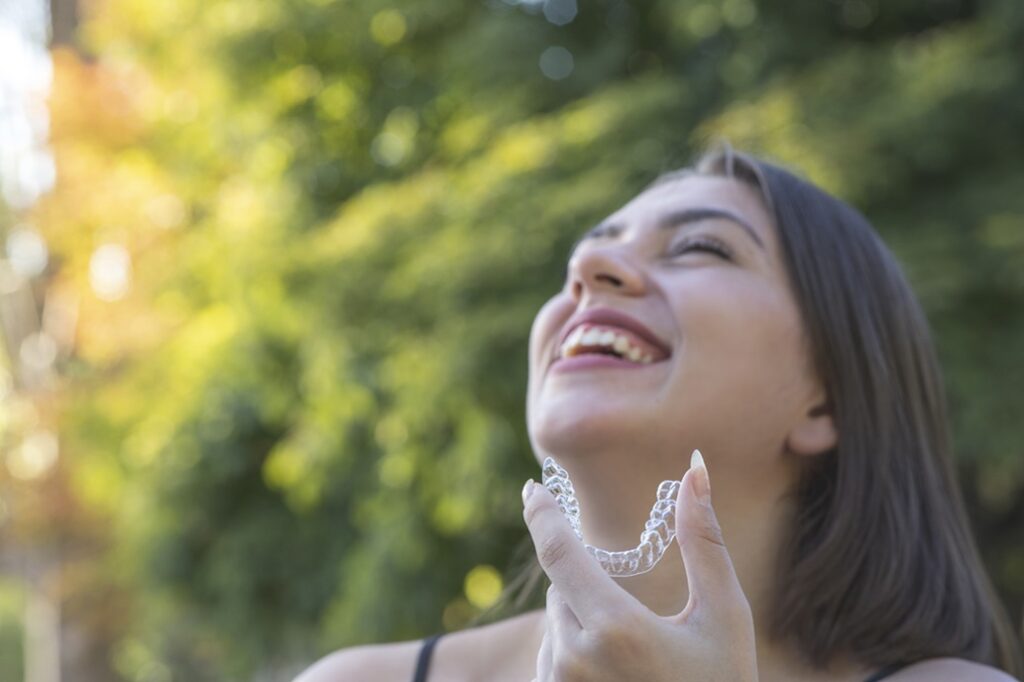 Perché gli Allineatori Trasparenti stanno scalando le classifiche nell’odontoiatria cosmetica
- una donna che ride soddisfatta degli allineatori trasparenti